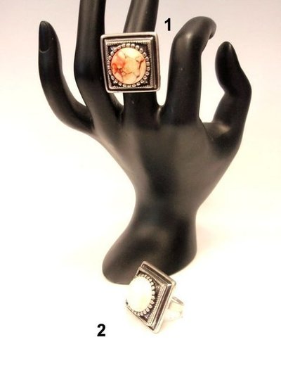 Anillo  piedra tipo marmol pequeño cuadrado