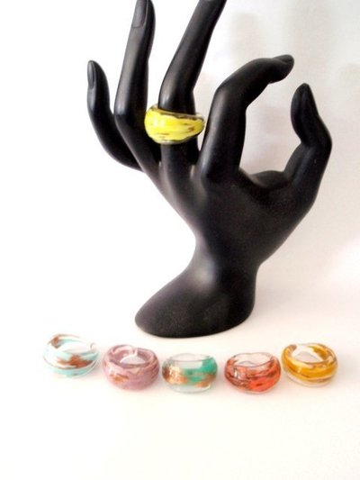 Anillo vidrio con brillo tonos pastel