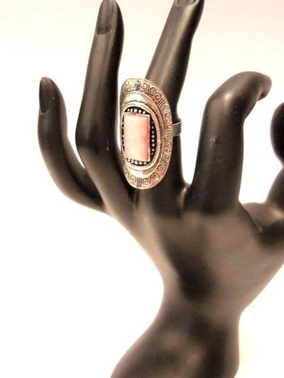Anillo relieve piedra rosa cuadrada