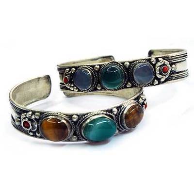 Brazalete tibetano con piedra natural