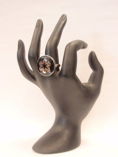 Anillo acero esmalte negro flor ajustable