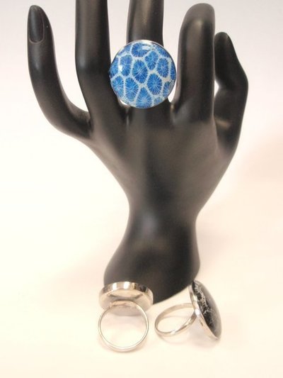 Anillo acero decorado escamas color