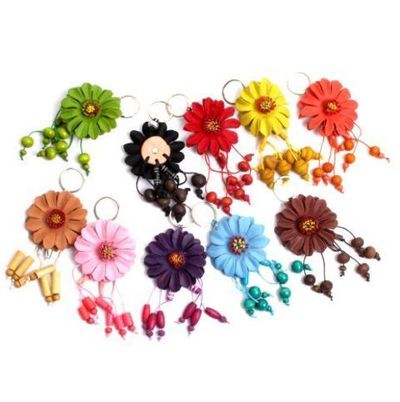 Llavero Flor de cuero con colgantes grande