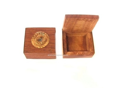 Caja madera/latón mini decorada cuadrada