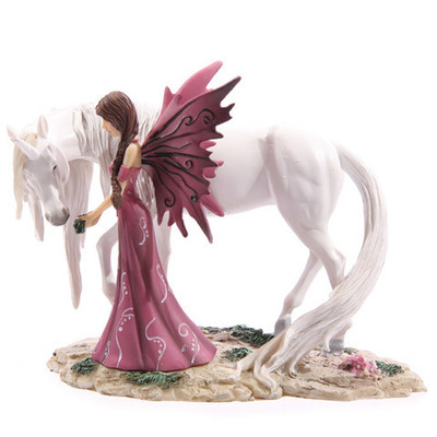 Hada alimentando Unicornio blanco