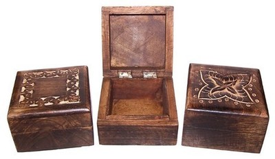 Caja madera oscura tallada cuadrada